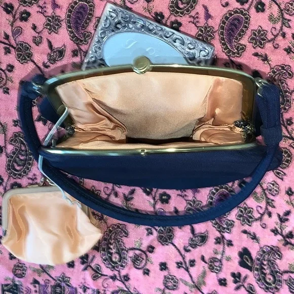 Vintage Elegant Handbag in Midnight Blue - Picture 7 of 15